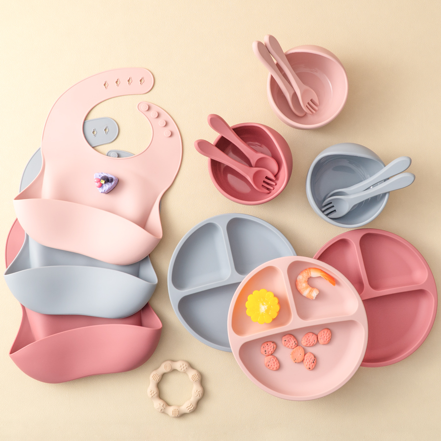 Baby Food Table - 5 個ベビーシリコーン給餌セットラウンドダイニングプレート吸盤ボウル食器子供のためのベビー防水よだれかけスプーン子供の食器